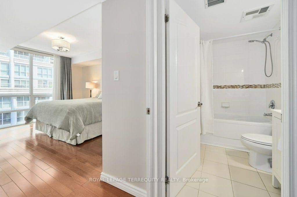 263 Wellington Street W, Unit 903 thumbnail 20