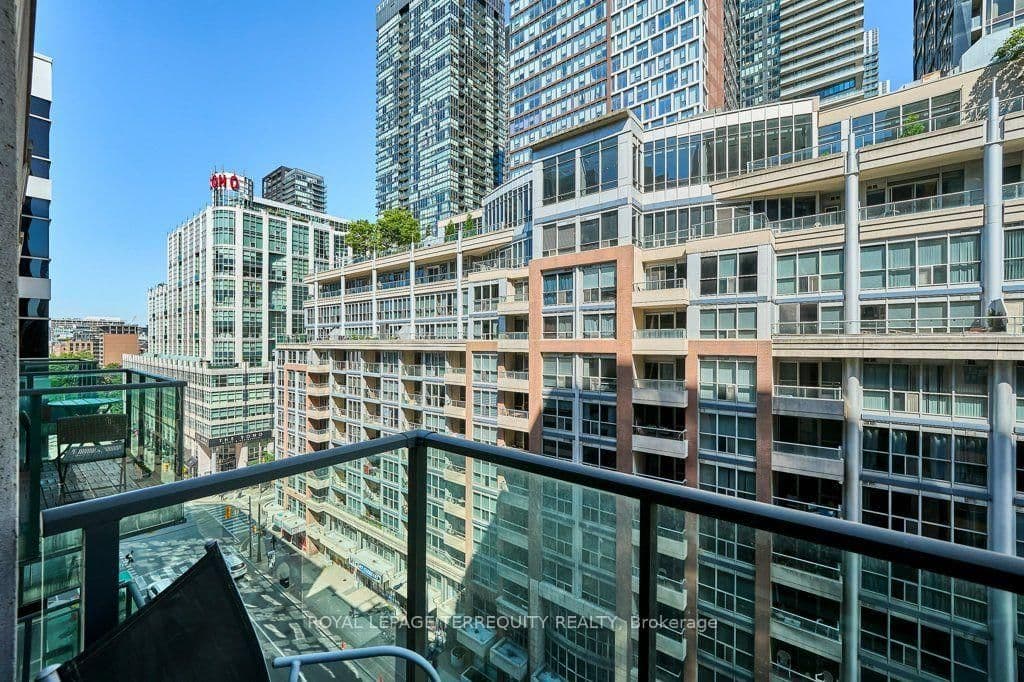263 Wellington Street W, Unit 903 thumbnail 3