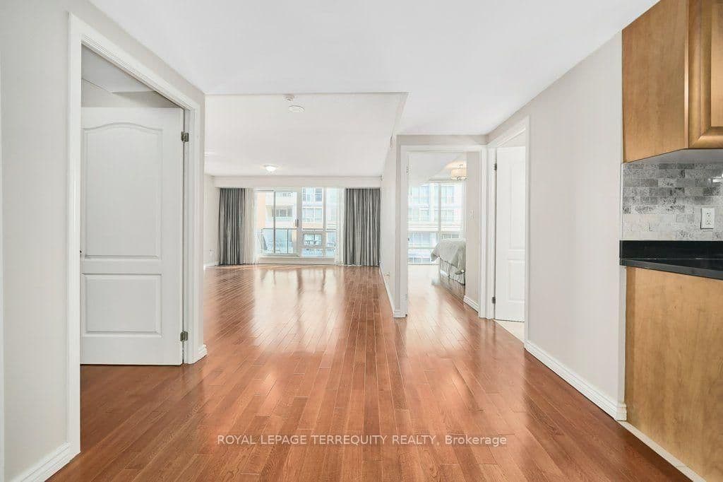 263 Wellington Street W, Unit 903 thumbnail 8