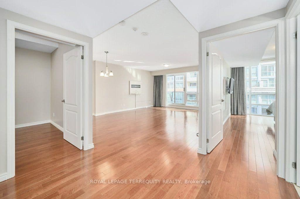 263 Wellington Street W, Unit 903 thumbnail 9