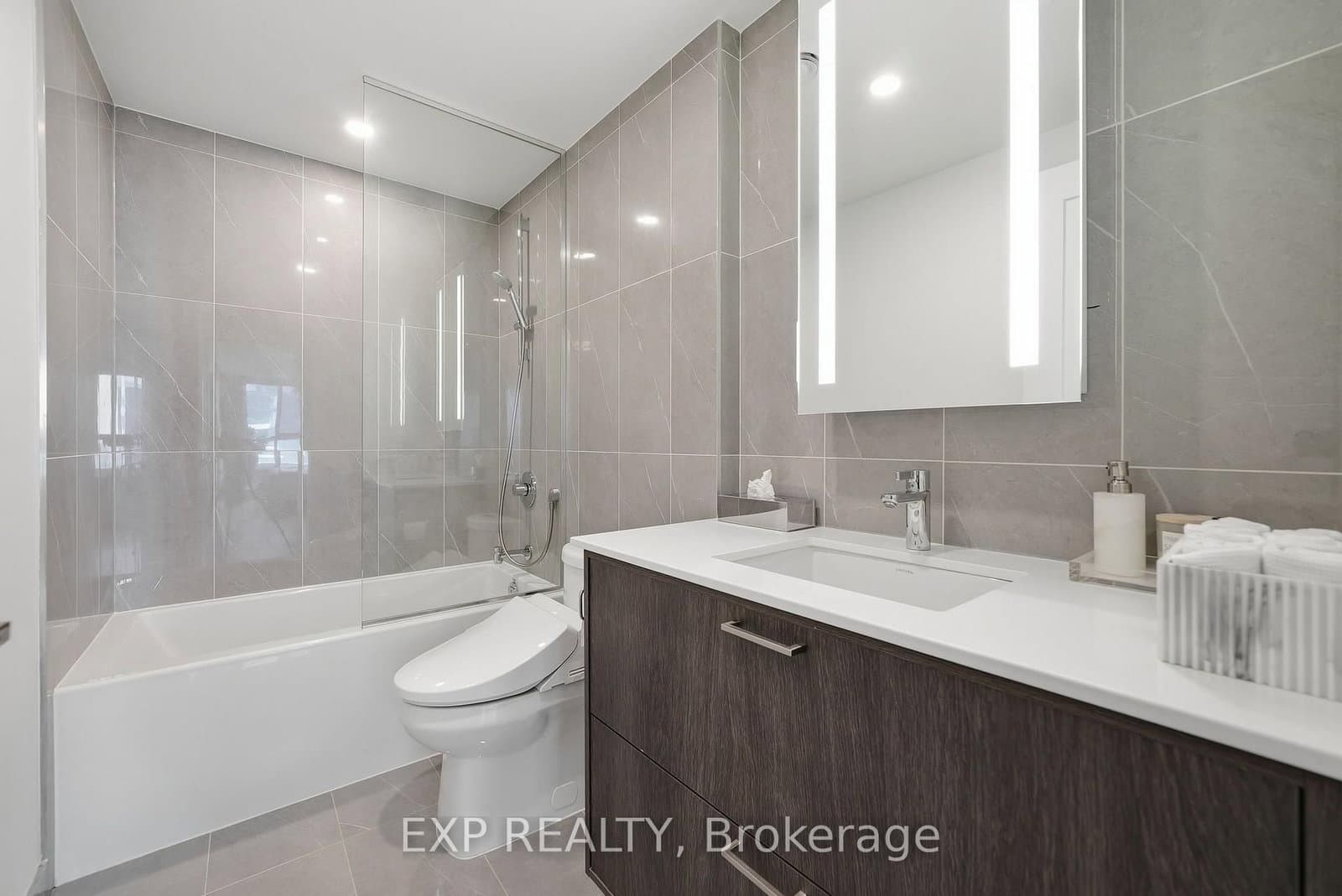 30 Inn On The Park Drive, Unit 2301 thumbnail 18
