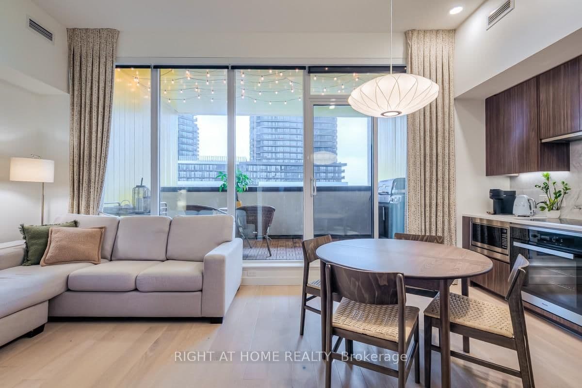 95 McMahon Drive, Unit 511 thumbnail 2