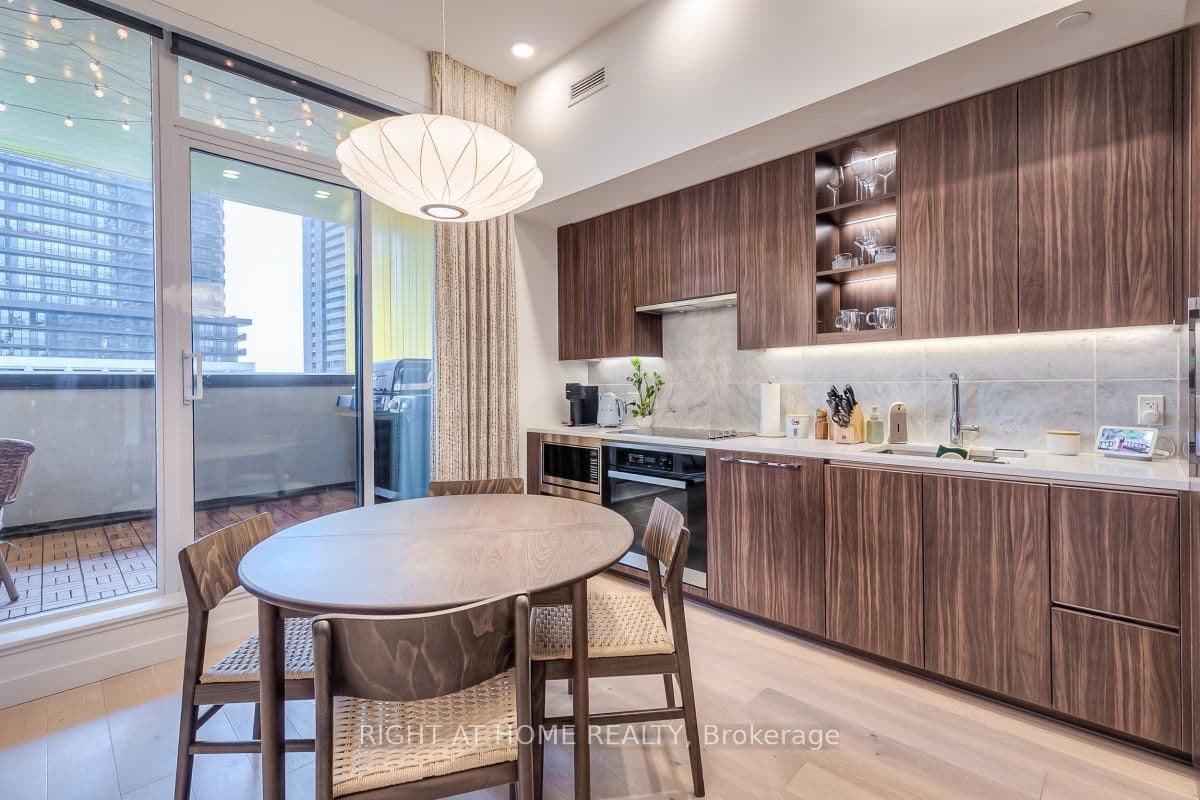 95 McMahon Drive, Unit 511 thumbnail 8