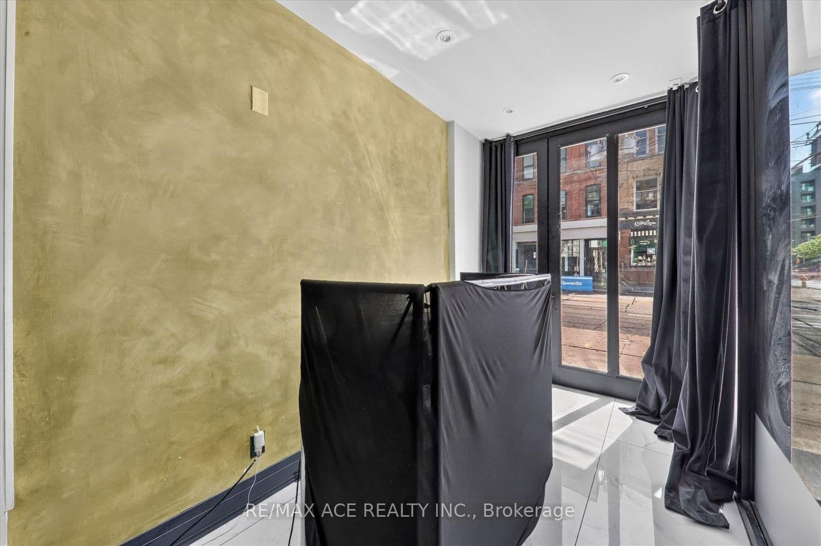 502 Queen Street W thumbnail 5