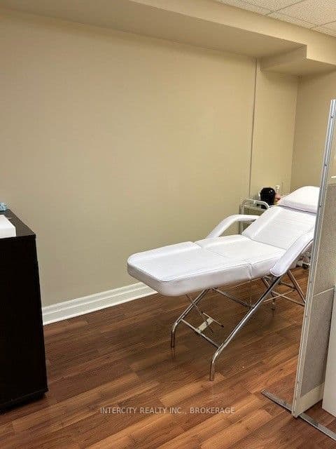 20 Eglinton Avenue E, Unit 403 thumbnail 3