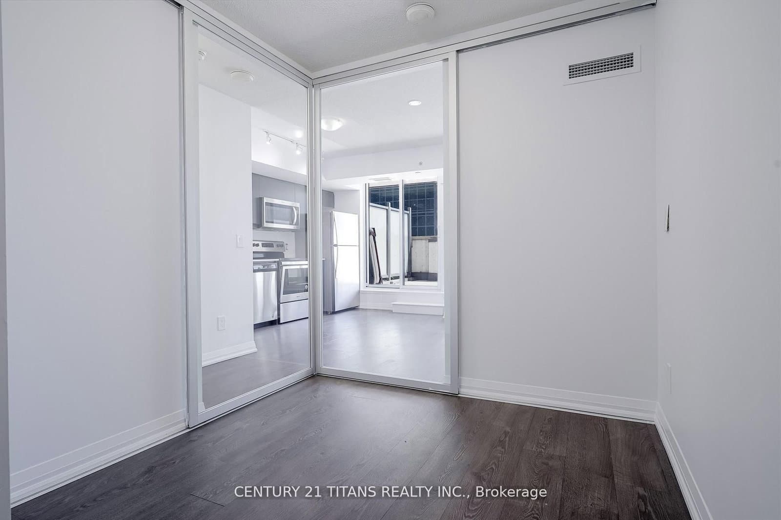 30 Meadowglen Place, Unit 203 thumbnail 12