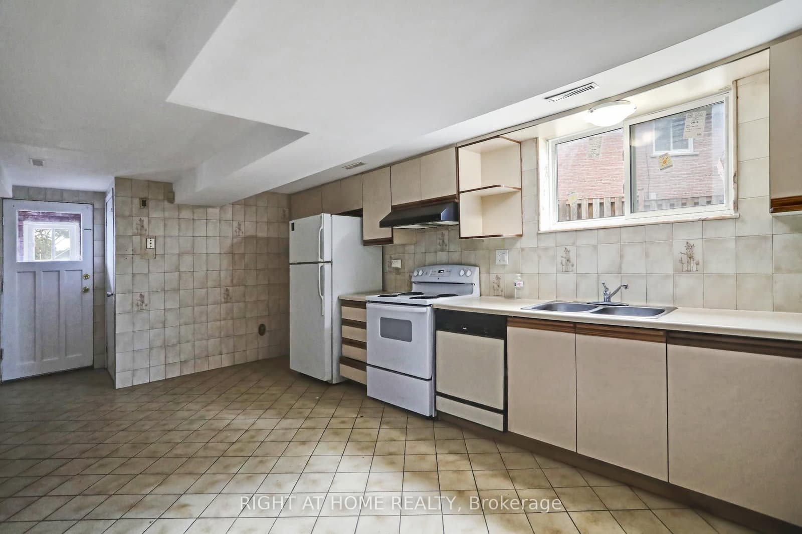 16 Kingsdown Drive, Unit Lower thumbnail 2