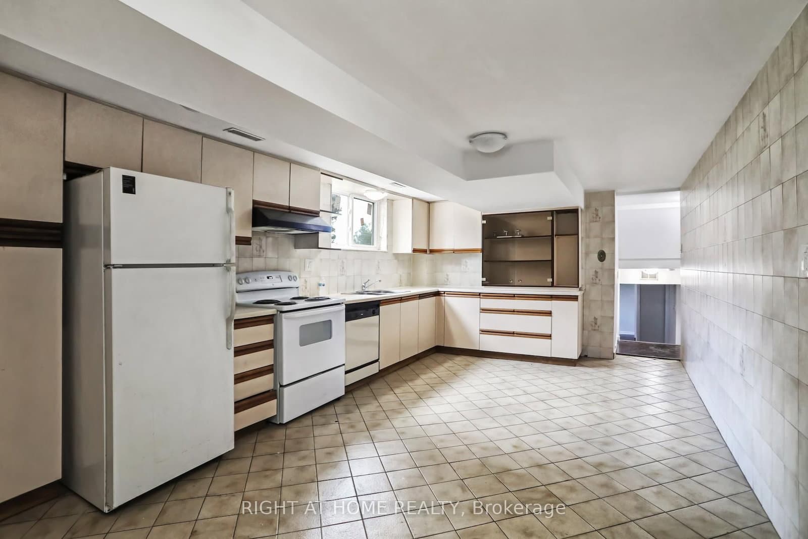16 Kingsdown Drive, Unit Lower thumbnail 3