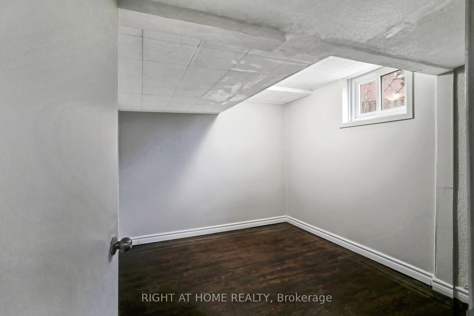 16 Kingsdown Drive, Unit Lower thumbnail 4
