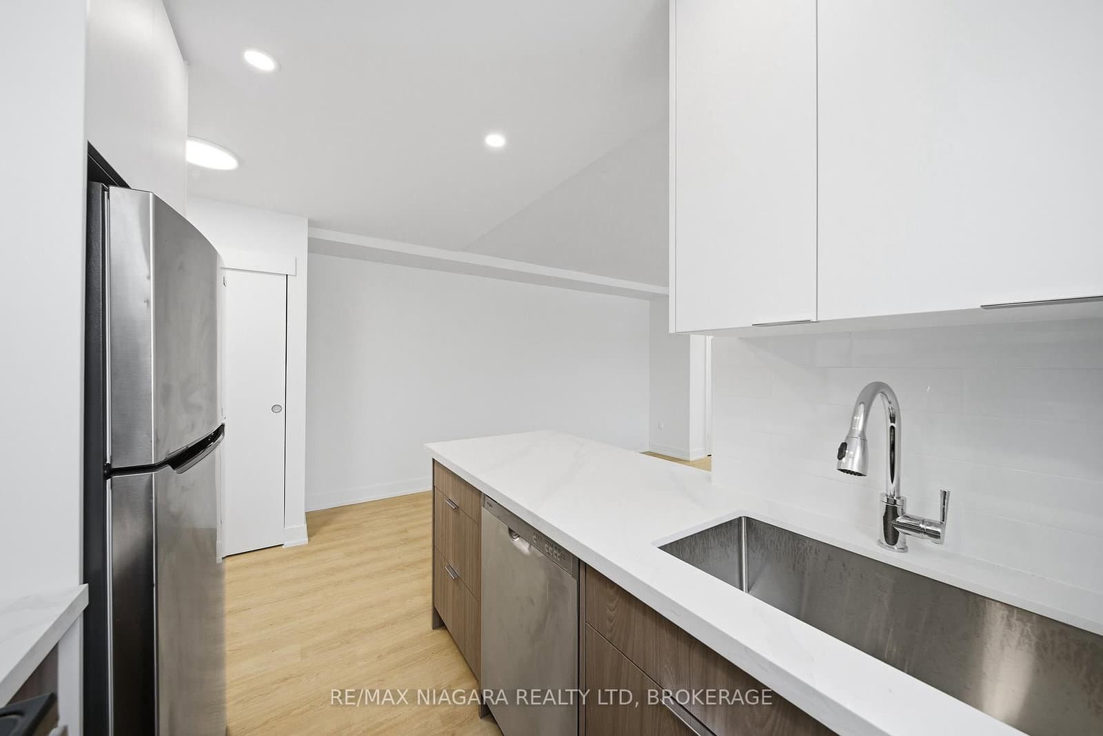 993 O'connor Drive, Unit Unit B thumbnail 5