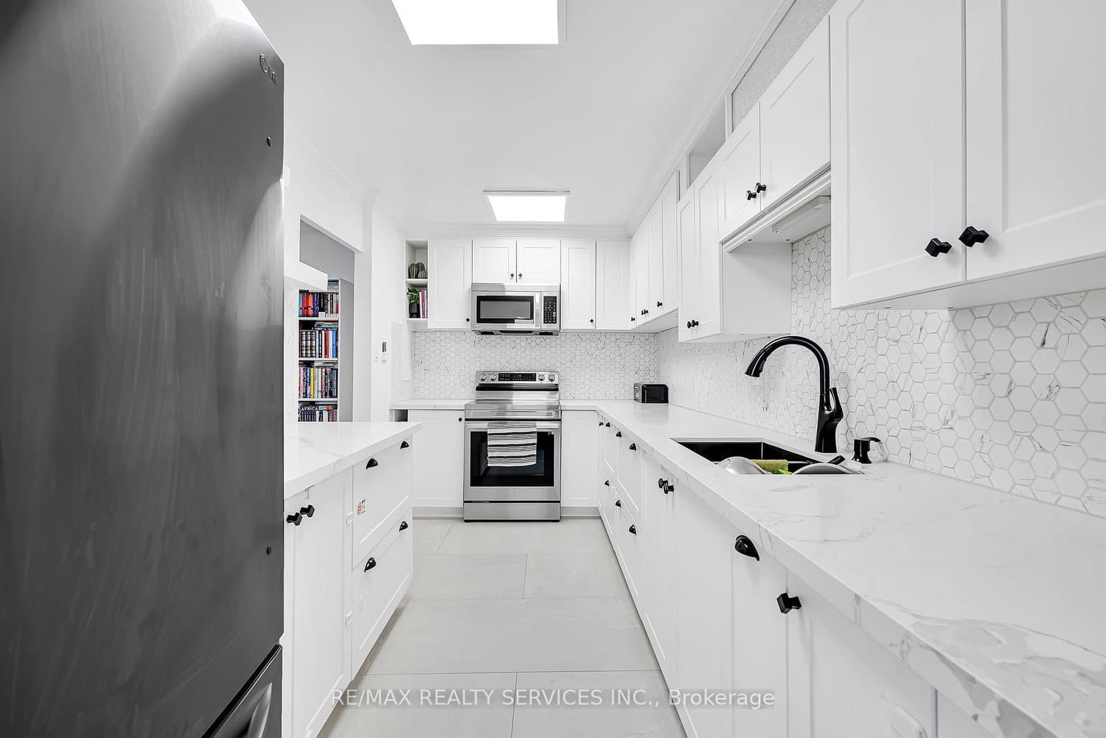 180 Markham Road, Unit 1701 thumbnail 2