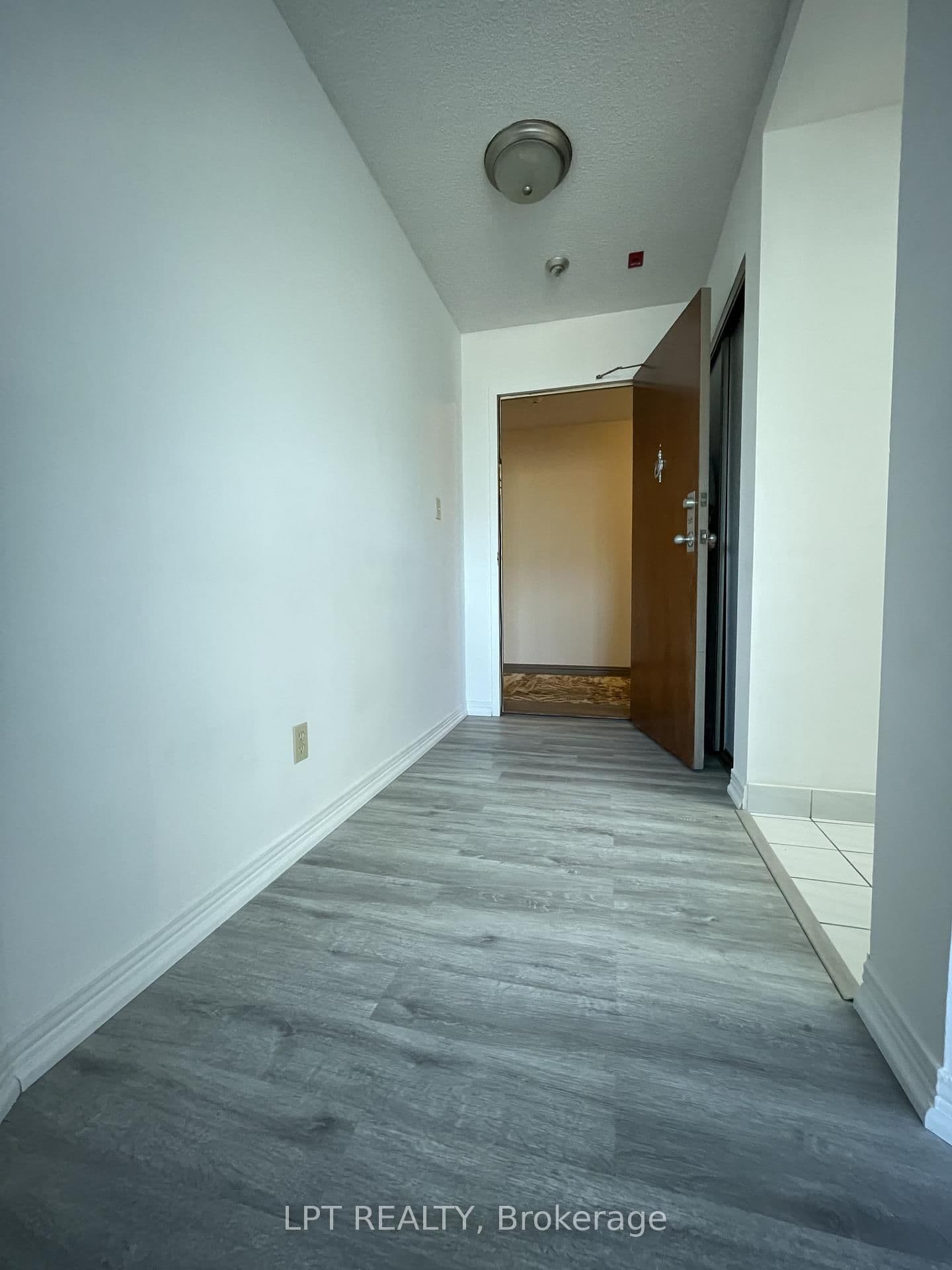 711 Rossland Road E, Unit 505 thumbnail 9