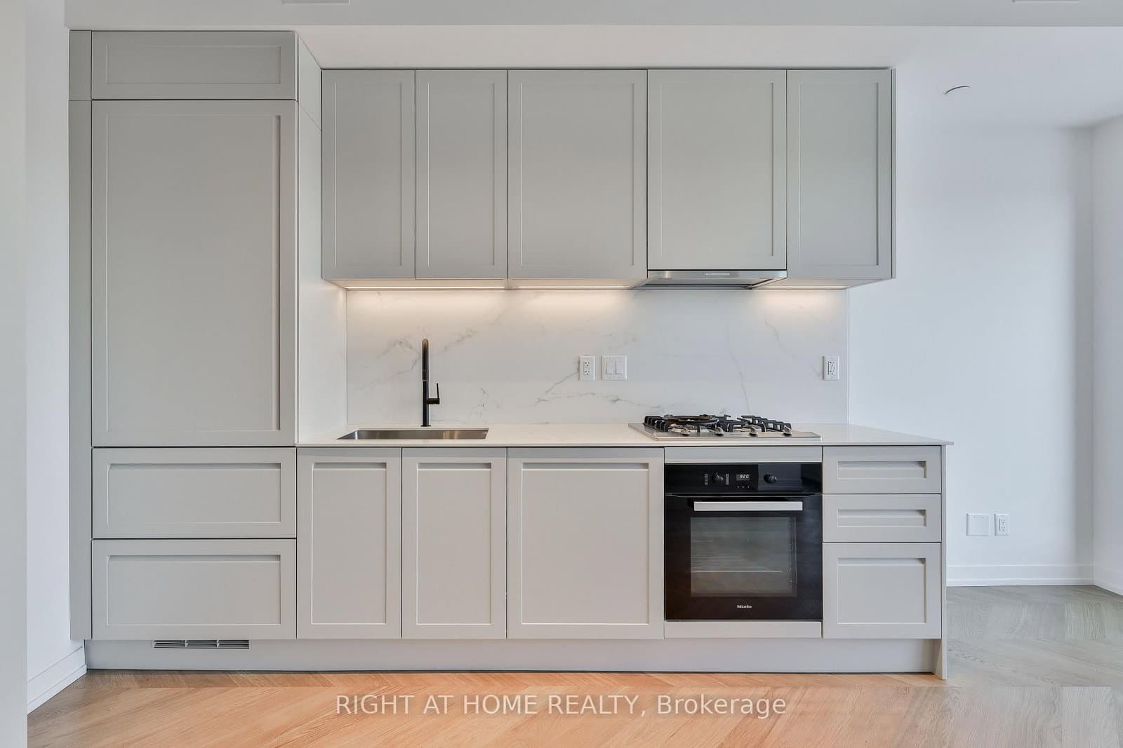 761 Queen Street E, Unit 602 thumbnail 4
