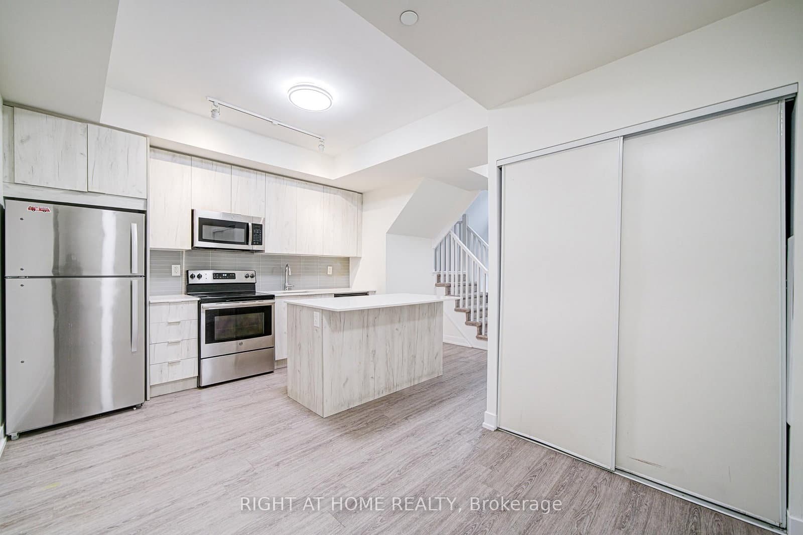1350 Kingston Road, Unit Th03 thumbnail 8
