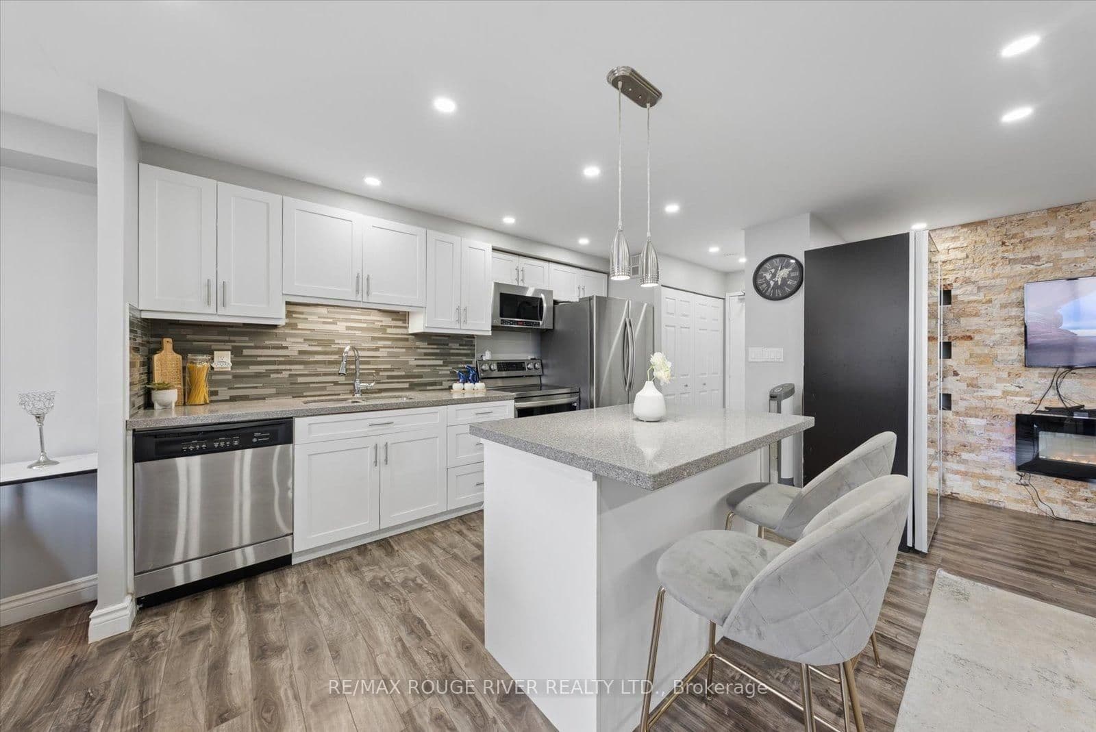 90 Ling Road, Unit 907 thumbnail 11