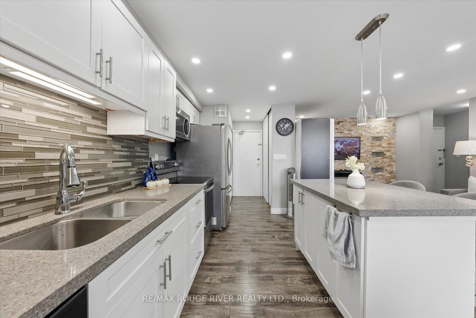 90 Ling Road, Unit 907 thumbnail 16