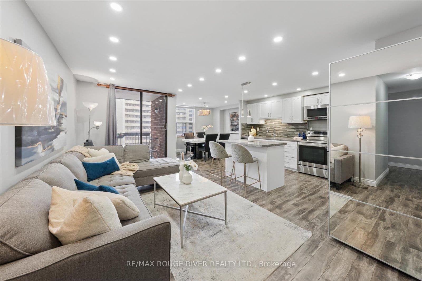 90 Ling Road, Unit 907 thumbnail 2