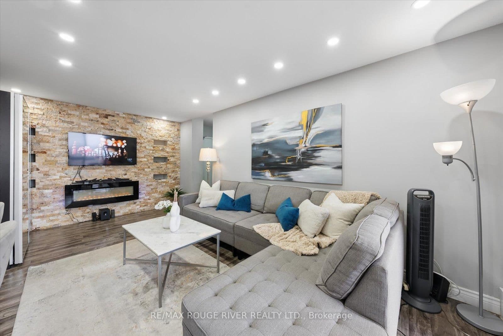 90 Ling Road, Unit 907 thumbnail 8