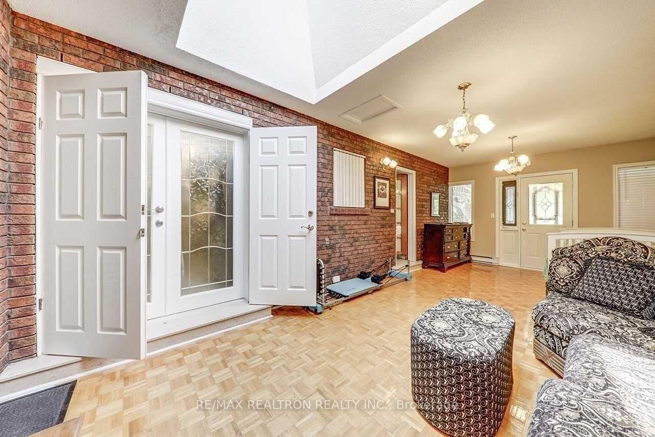 117 Dunsfold Drive thumbnail 18