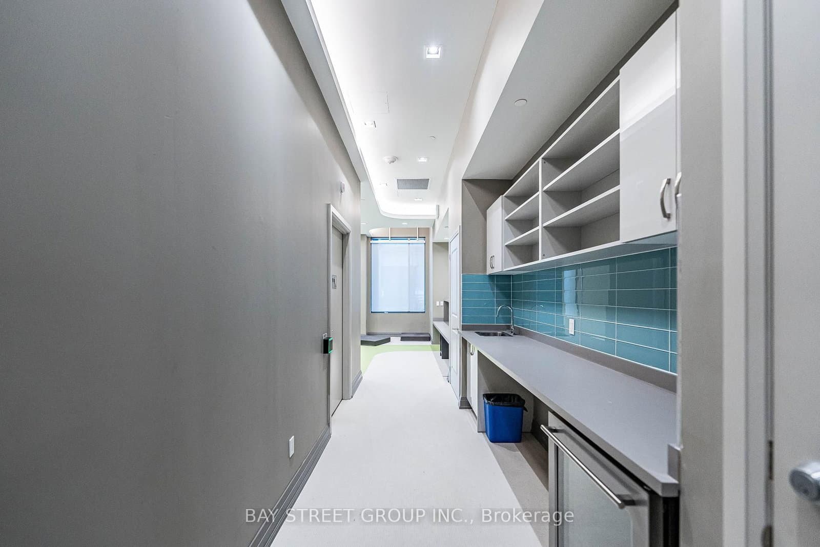 20 Meadowglen Place, Unit 222 thumbnail 37