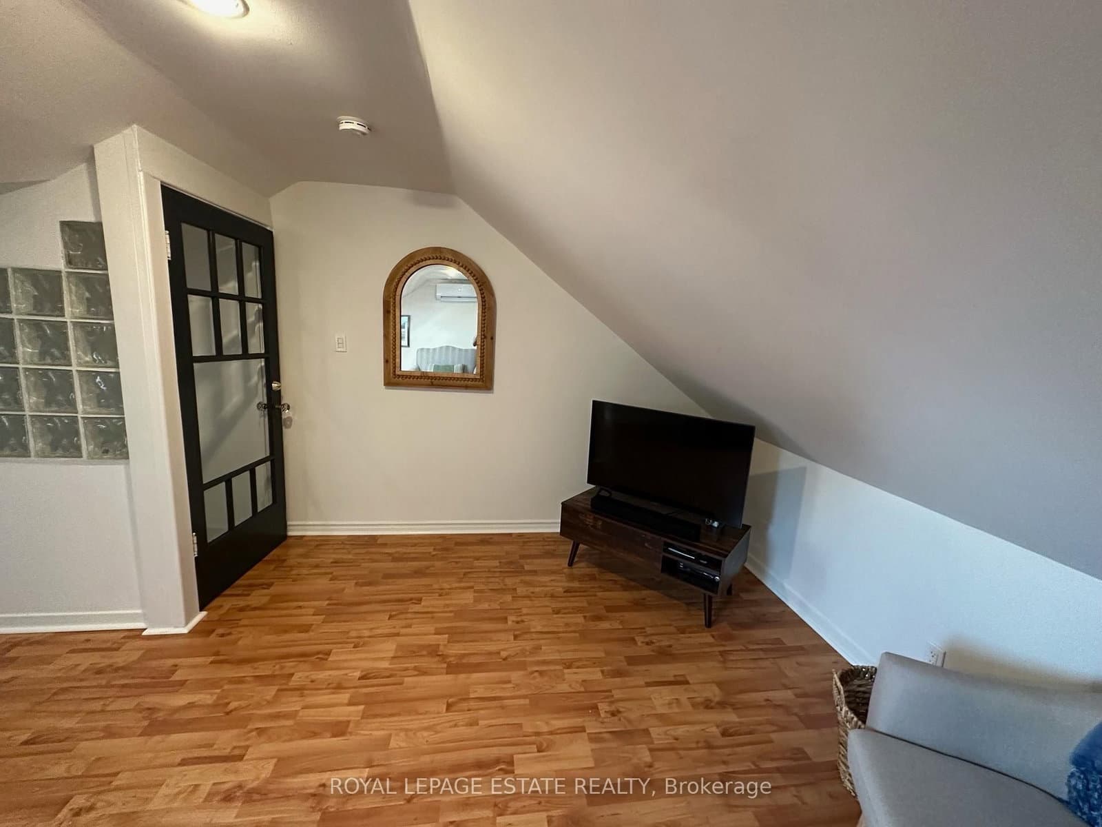 1398 Queen Street E thumbnail 44