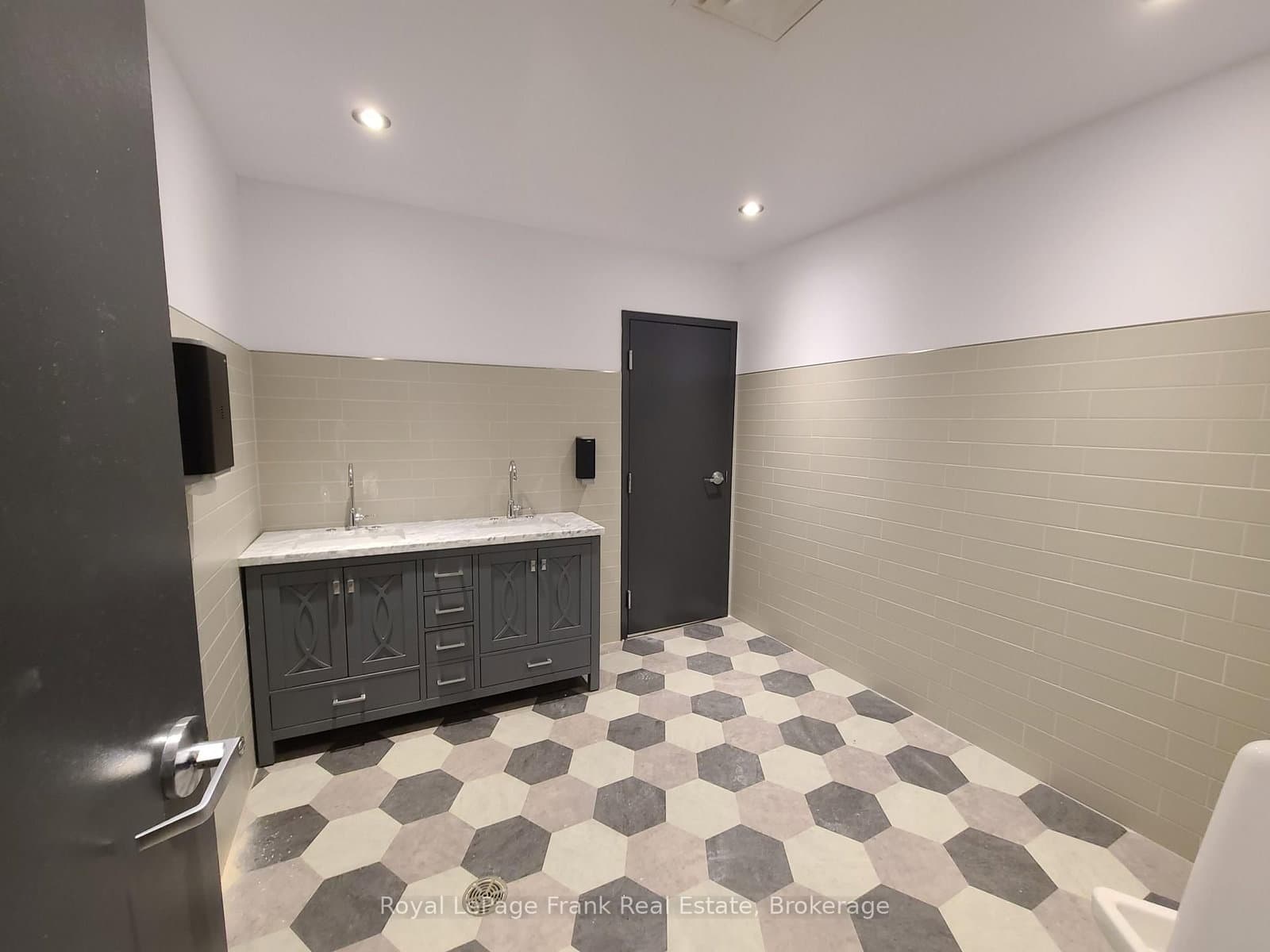 37 E King Street E thumbnail 15