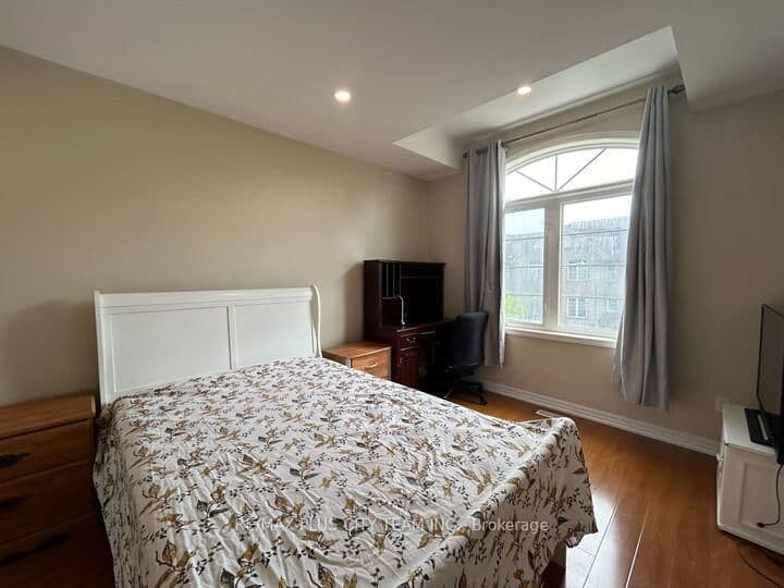 10 Cullcastle Street W thumbnail 16