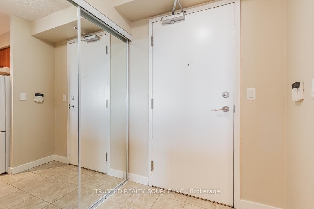 38 Lee Centre Drive, Unit 906 thumbnail 3