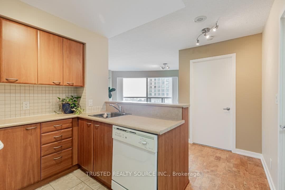 38 Lee Centre Drive, Unit 906 thumbnail 5