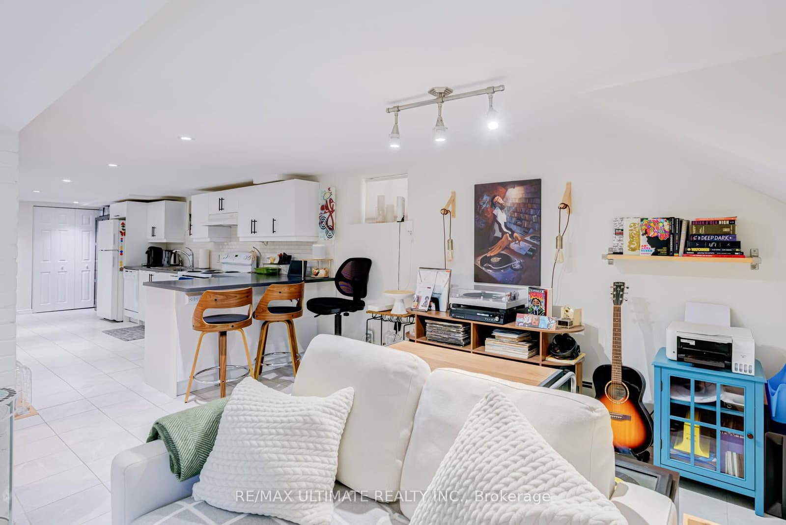533 Kingston Road thumbnail 14