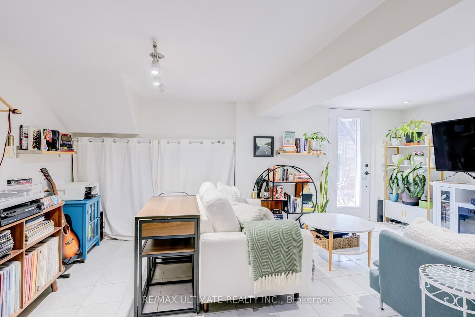 533 Kingston Road thumbnail 17