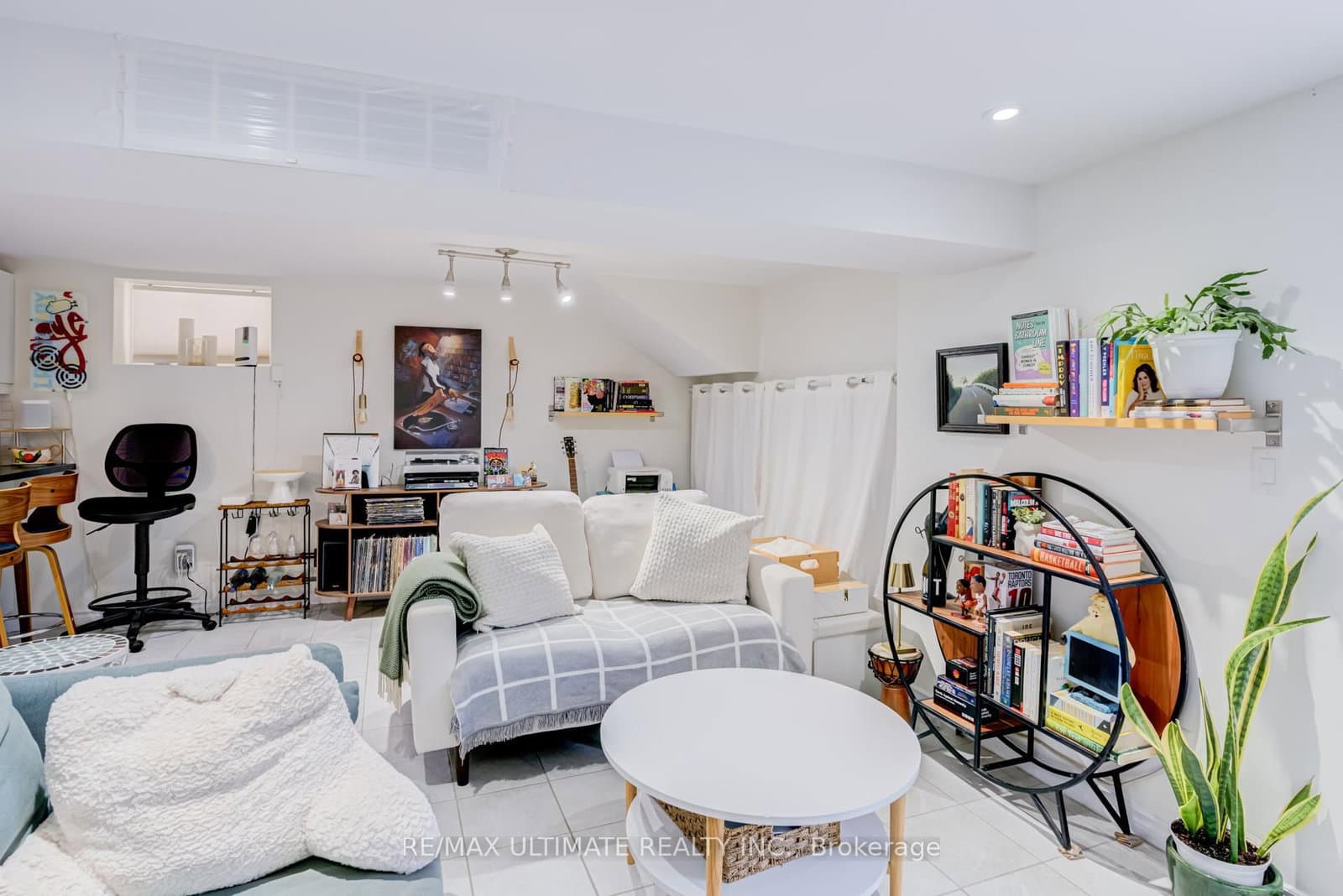 533 Kingston Road thumbnail 19