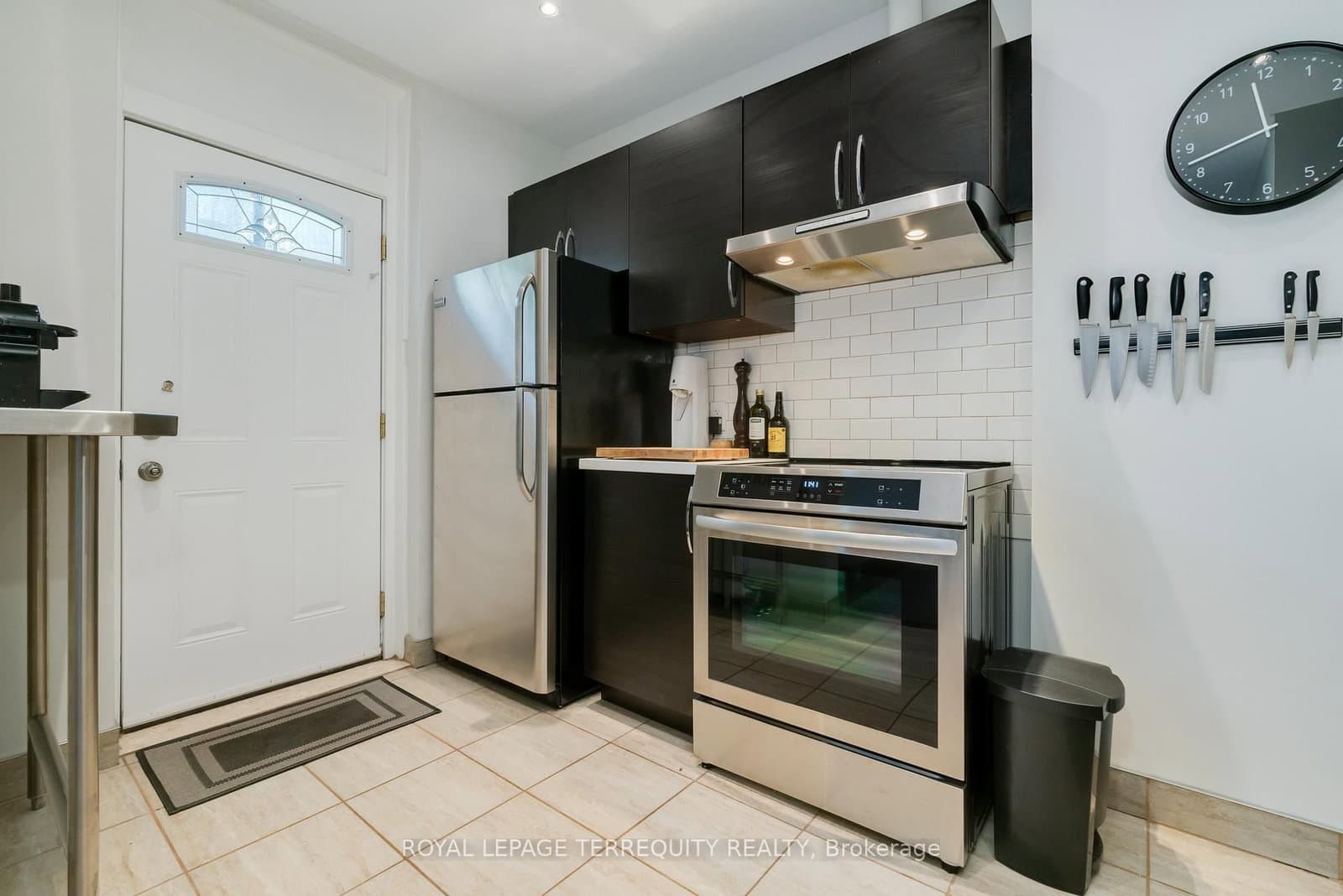 894 Queen Street E thumbnail 16