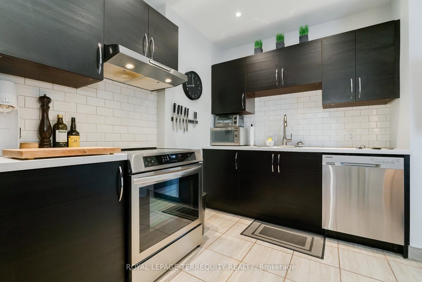 894 Queen Street E thumbnail 17
