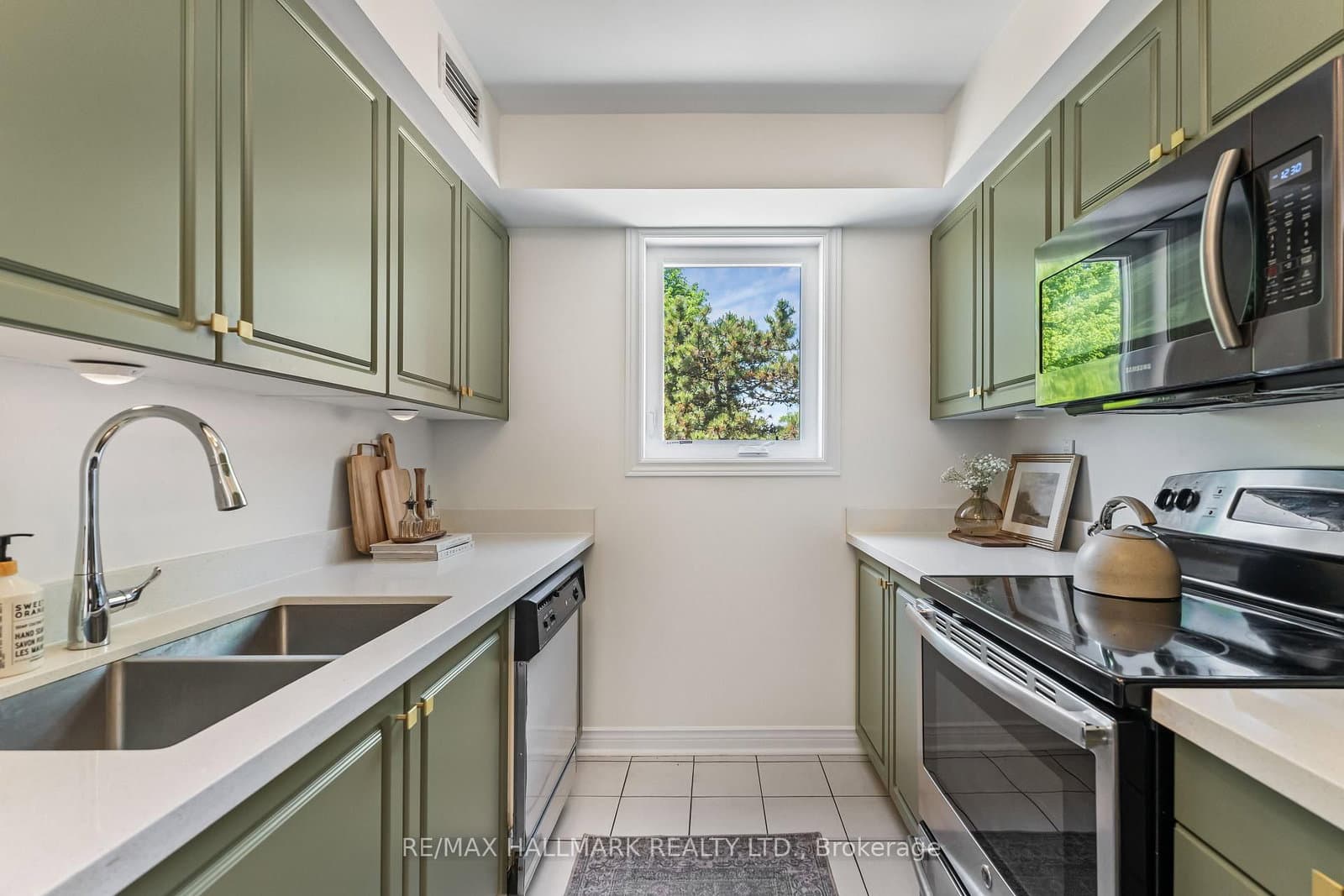 1941 Queen Street E, Unit 305 thumbnail 11
