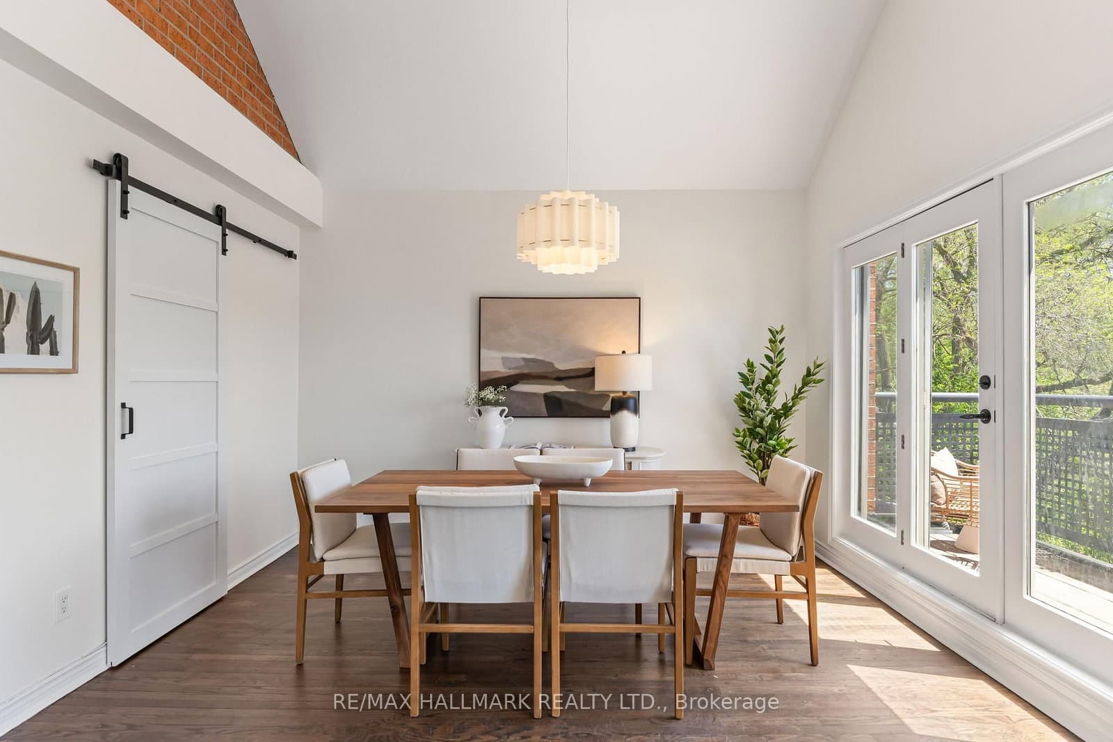 1941 Queen Street E, Unit 305 thumbnail 2