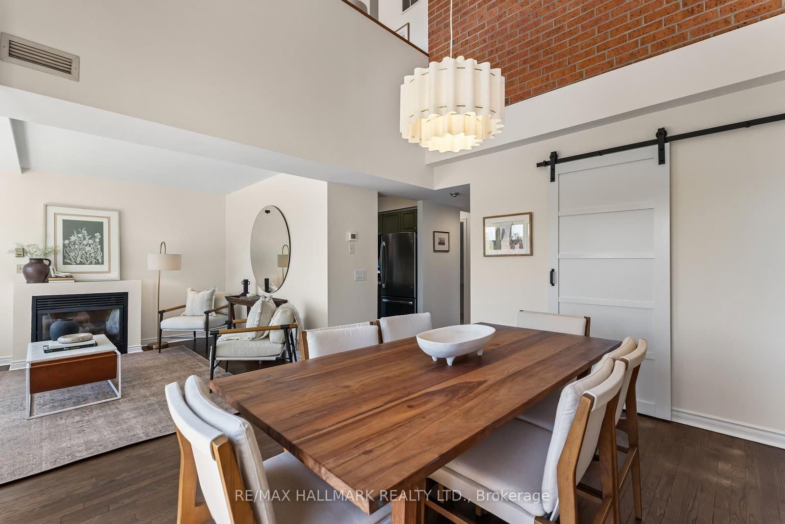 1941 Queen Street E, Unit 305 thumbnail 4