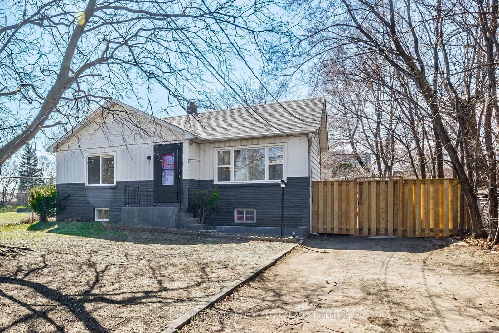 4075A Lawrence Avenue E thumbnail 3