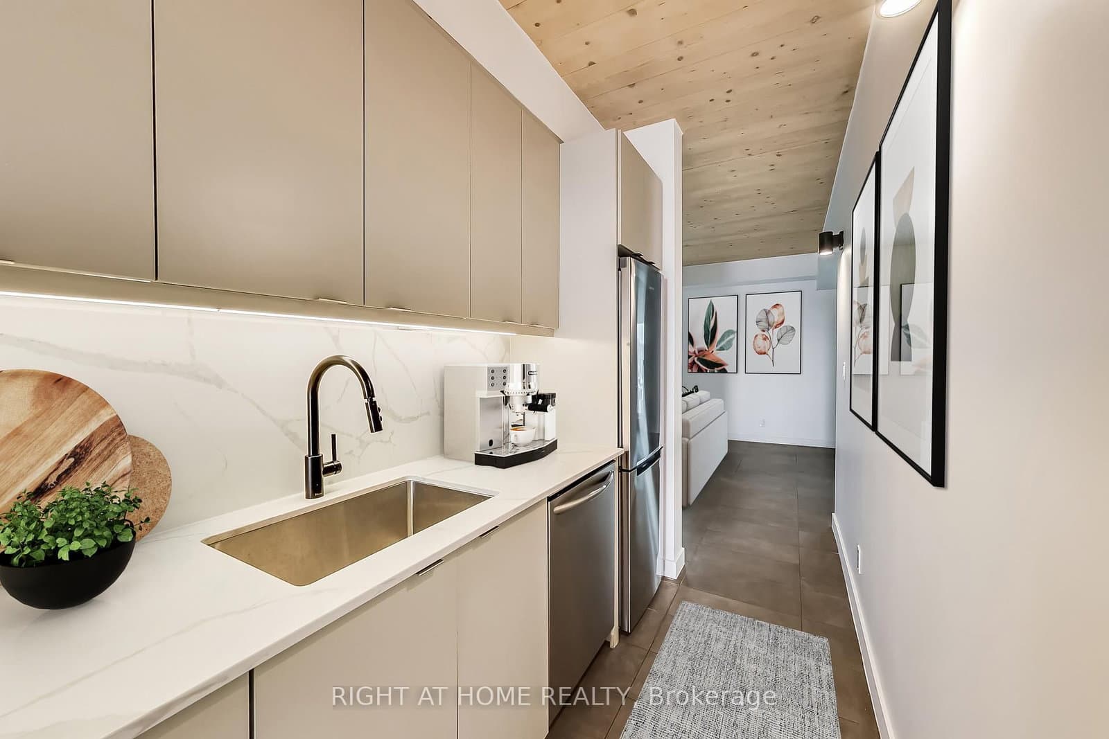 1602 Queen Street E, Unit PH thumbnail 11