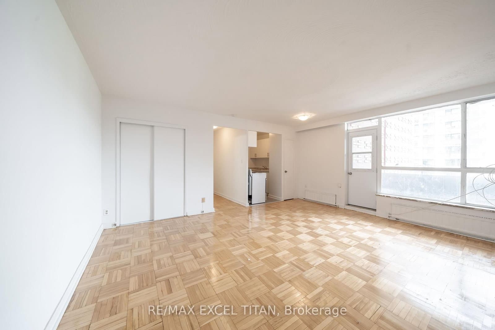 165 Cosburn Avenue, Unit 301 thumbnail 4