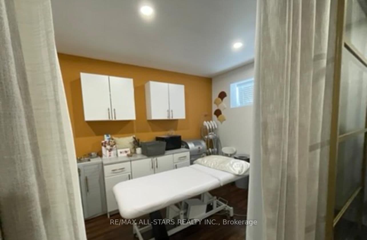 715 Queen Street E, Unit 206 thumbnail 5