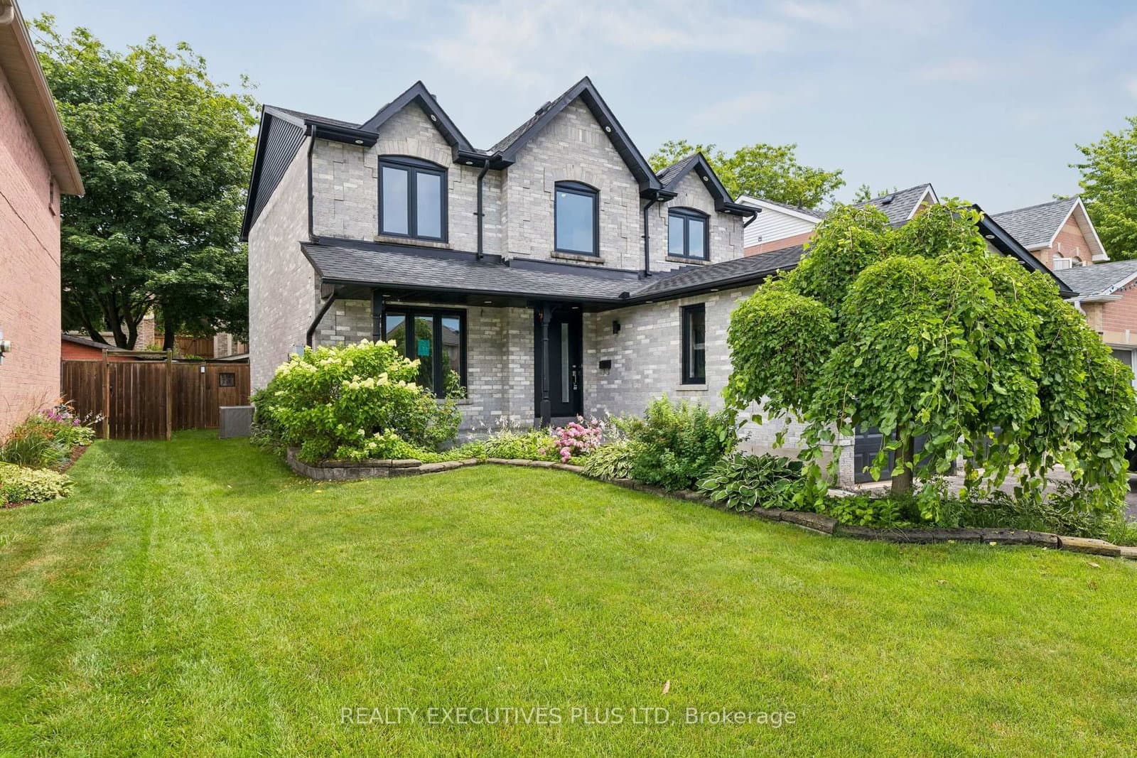693 Barnes Crescent thumbnail 3