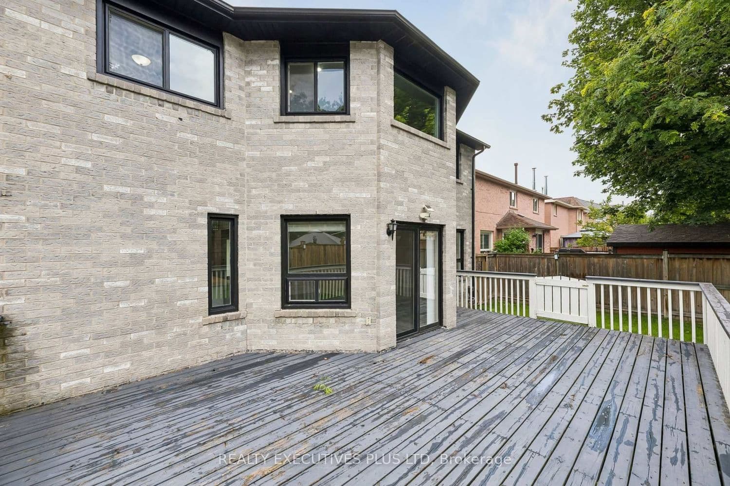 693 Barnes Crescent thumbnail 44