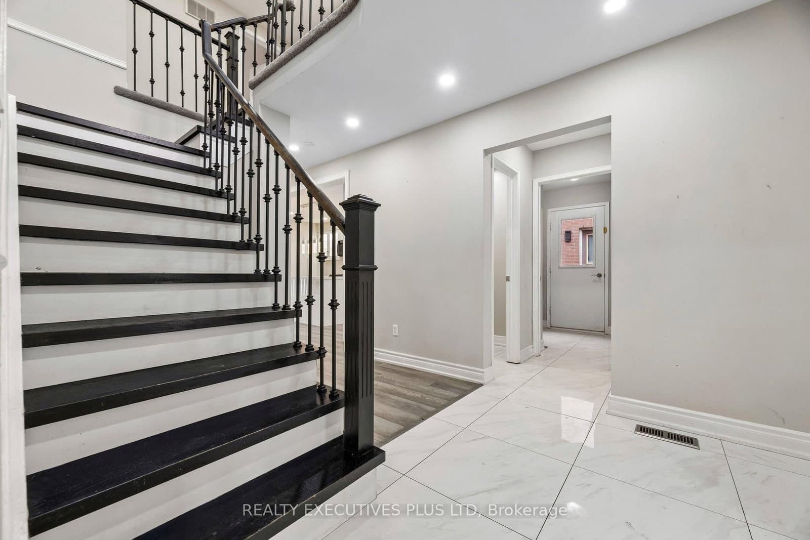 693 Barnes Crescent thumbnail 6