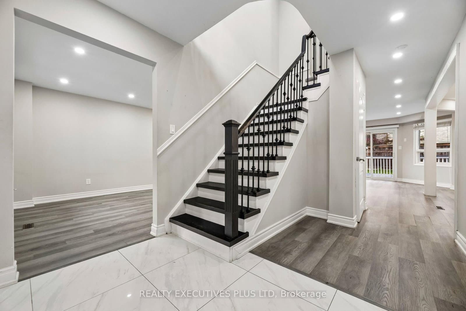 693 Barnes Crescent thumbnail 7