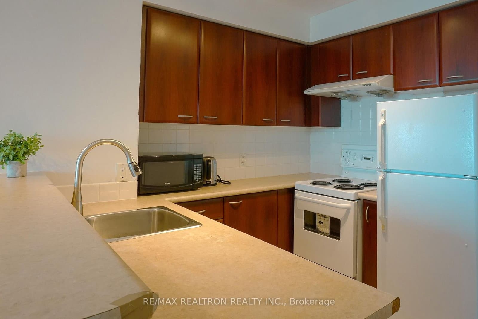 38 Lee Centre Drive, Unit 915 thumbnail 3