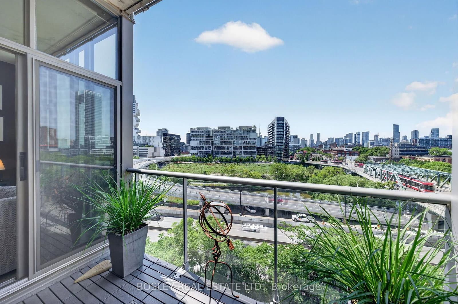 625 Queen Street E, Unit 505 thumbnail 12
