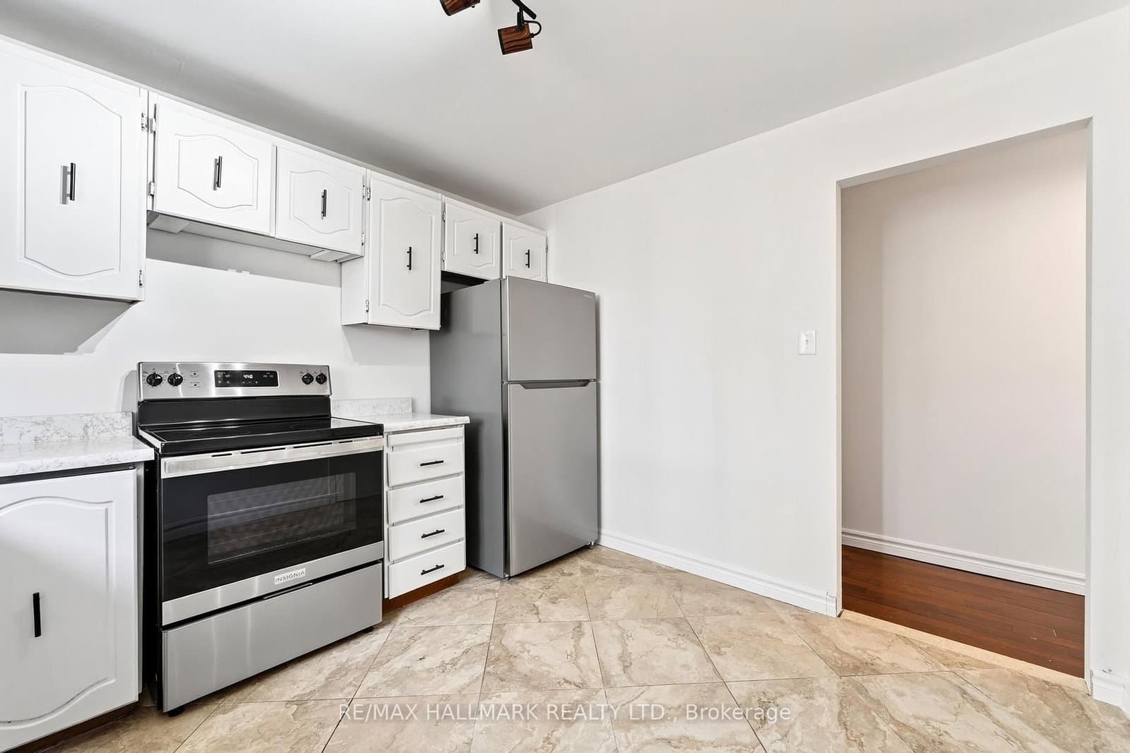 402 Kingston Road, Unit UPPER / 2ND thumbnail 18