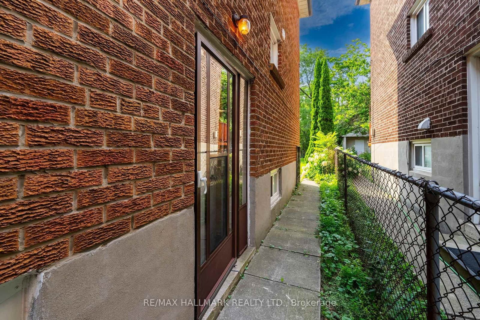402 Kingston Road, Unit UPPER / 2ND thumbnail 5