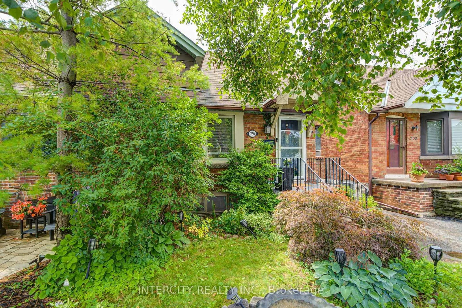 256 Blantyre Avenue thumbnail 3